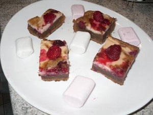 brownies coupés brownies coupés 300x225 Brownie aux framboises et crème de Chamallows