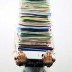 personne portant une pile de papier
