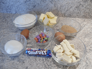 Ingrédients cookies au chocolat blanc et smarties