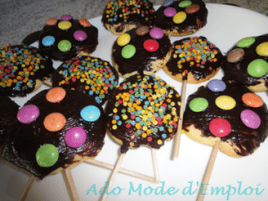 Sucettes cookies au chocolat et smarties