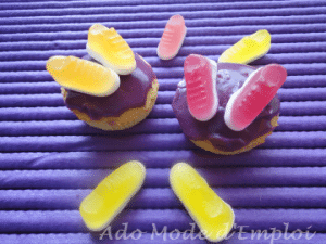 Un cupcake tout violet décoré de petites baskets bonbons