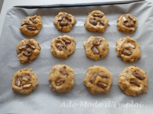 Préparation Big Cookies aux Twix, cacahouètes et beurre salé