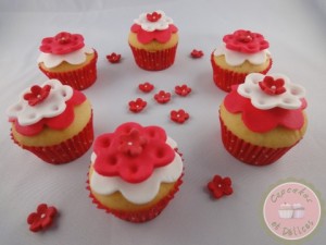 mini cupcakes petites fleurs en pâte à sucre rouge et blanche