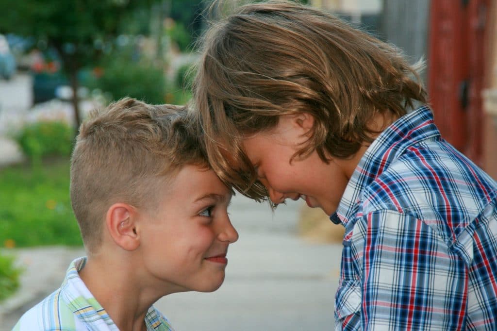 laisser son ado s'occuper de son petit frère