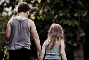 laisser son ado s'occuper de son petit frère 2